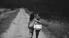 Foto Te fijas mientras tu hijo o hija camina…